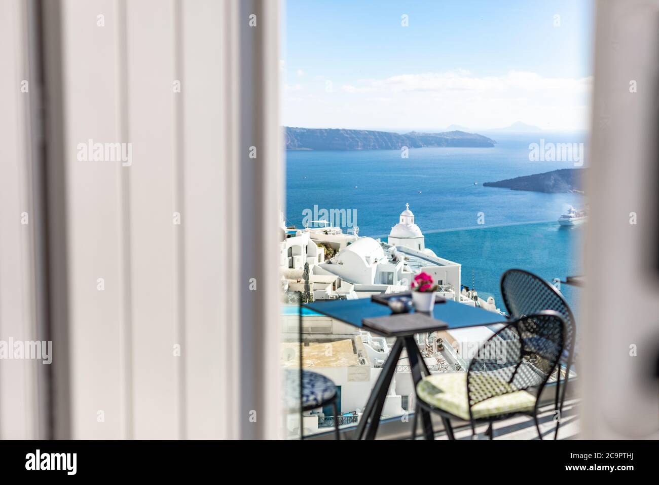 Romantische zwei Stühle und ein Tisch auf der Terrasse, Santorini Insel Griechenland. Sommerstimmung mit weißer Architektur und Meerblick. Luxus Reise Hintergrund Stockfoto