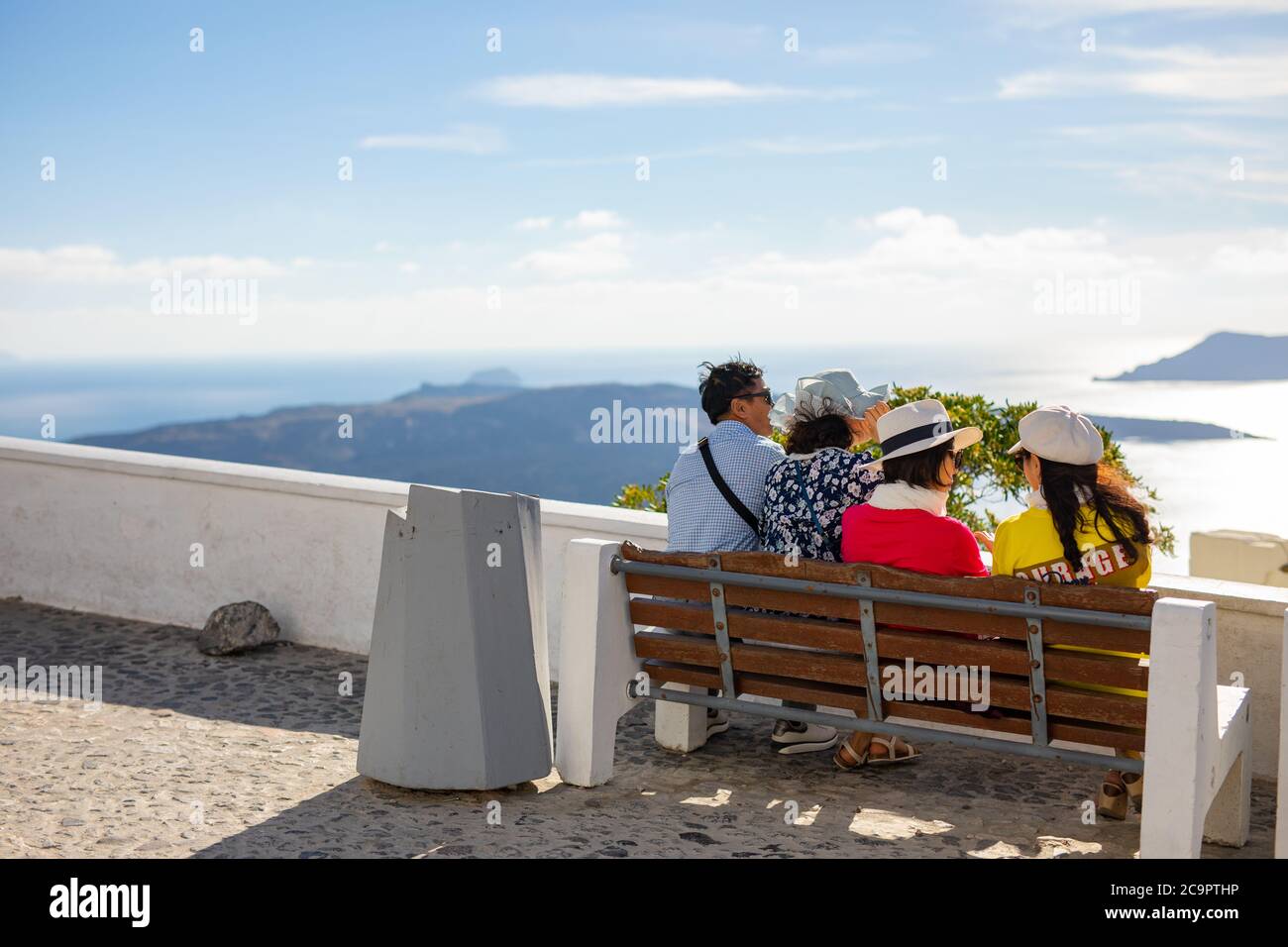 10.10.19 - Santorini: Asiatischer Tourist, der die Aussicht von Caldera in Santorini, Griechenland genießt. Reiseabenteuer, Tourismuskonzept Stockfoto
