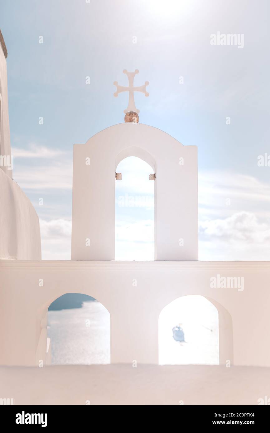 Wunderschöne Aussicht auf die typische Santorini Kirche in Griechenland Kykladen Stockfoto