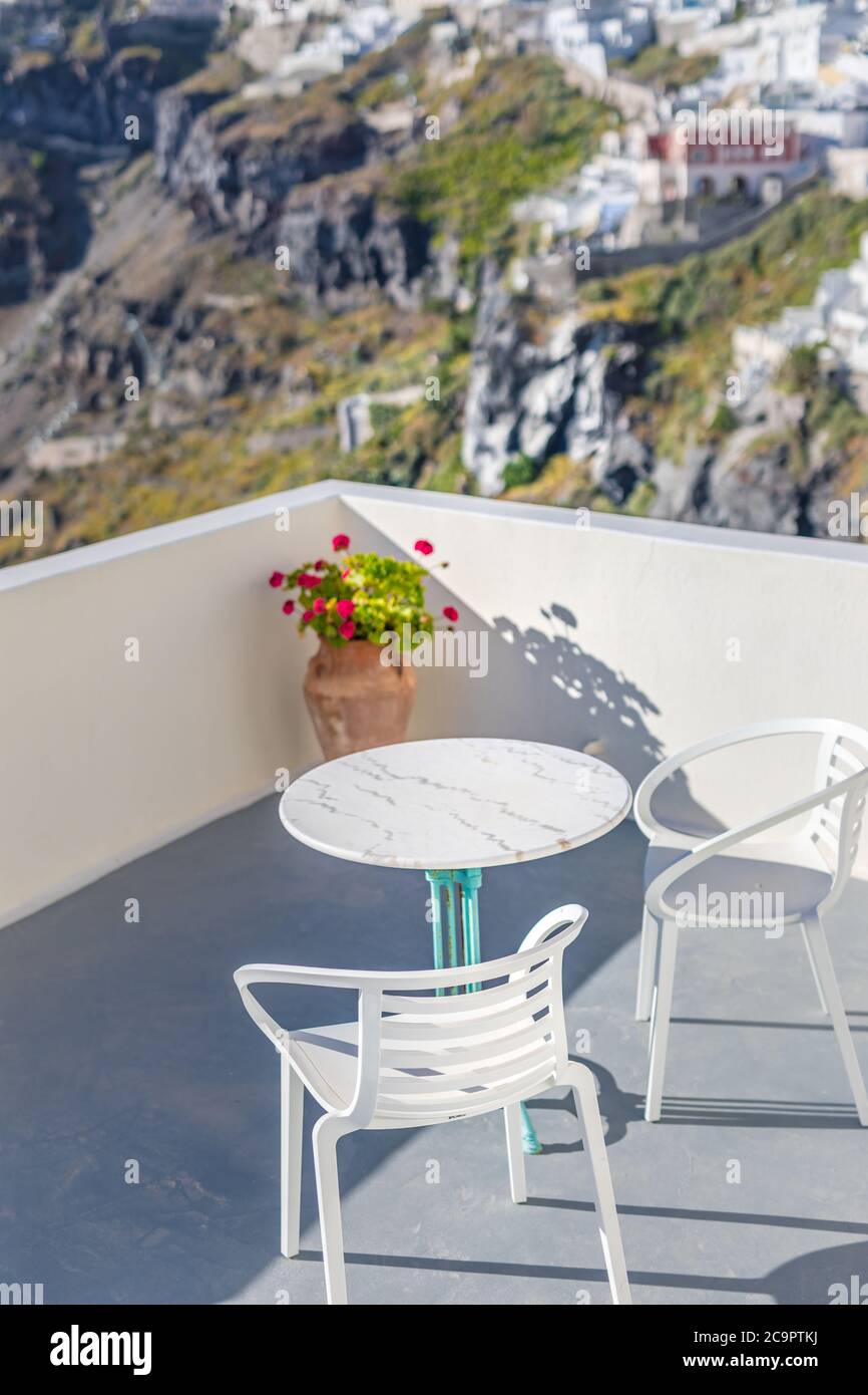 Romantische zwei Stühle und ein Tisch auf der Terrasse, Santorini Insel Griechenland. Sommerstimmung mit weißer Architektur und Meerblick. Luxus Reise Hintergrund Stockfoto