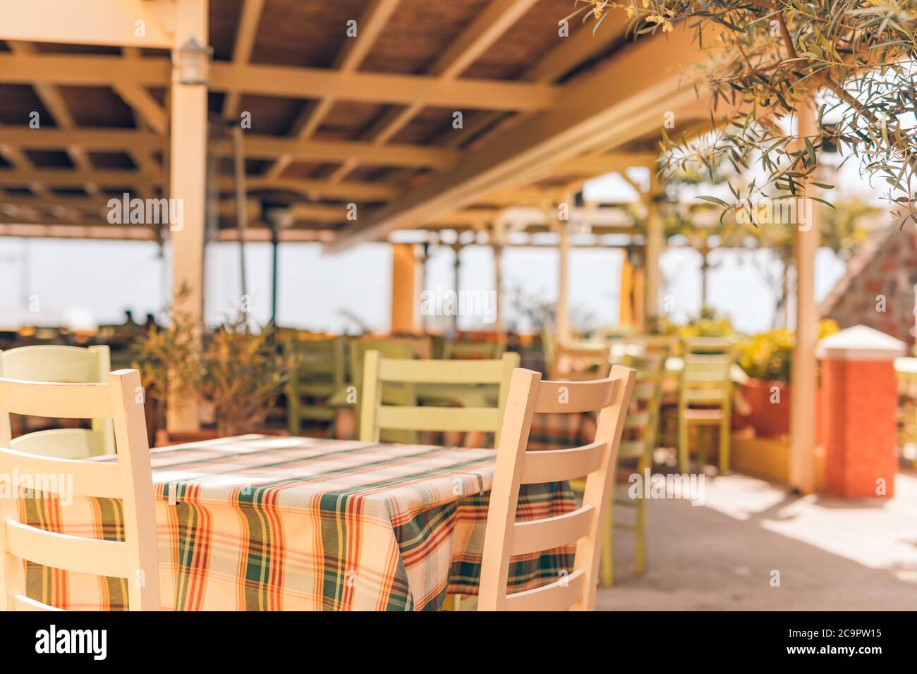 Leeren Tisch und Stühle im Restaurant am Strand, Insel Kos, Griechenland. Beach Cafe in der Nähe von Meer, im Freien. Reisen und Ferien Konzept Stockfoto