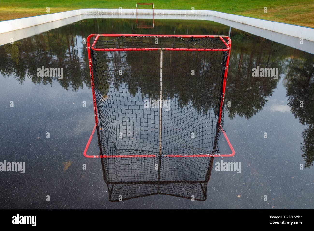 Unihockey Tor auf Wasser gefüllt Outdoor Unihockey Court, Finnland Stockfoto