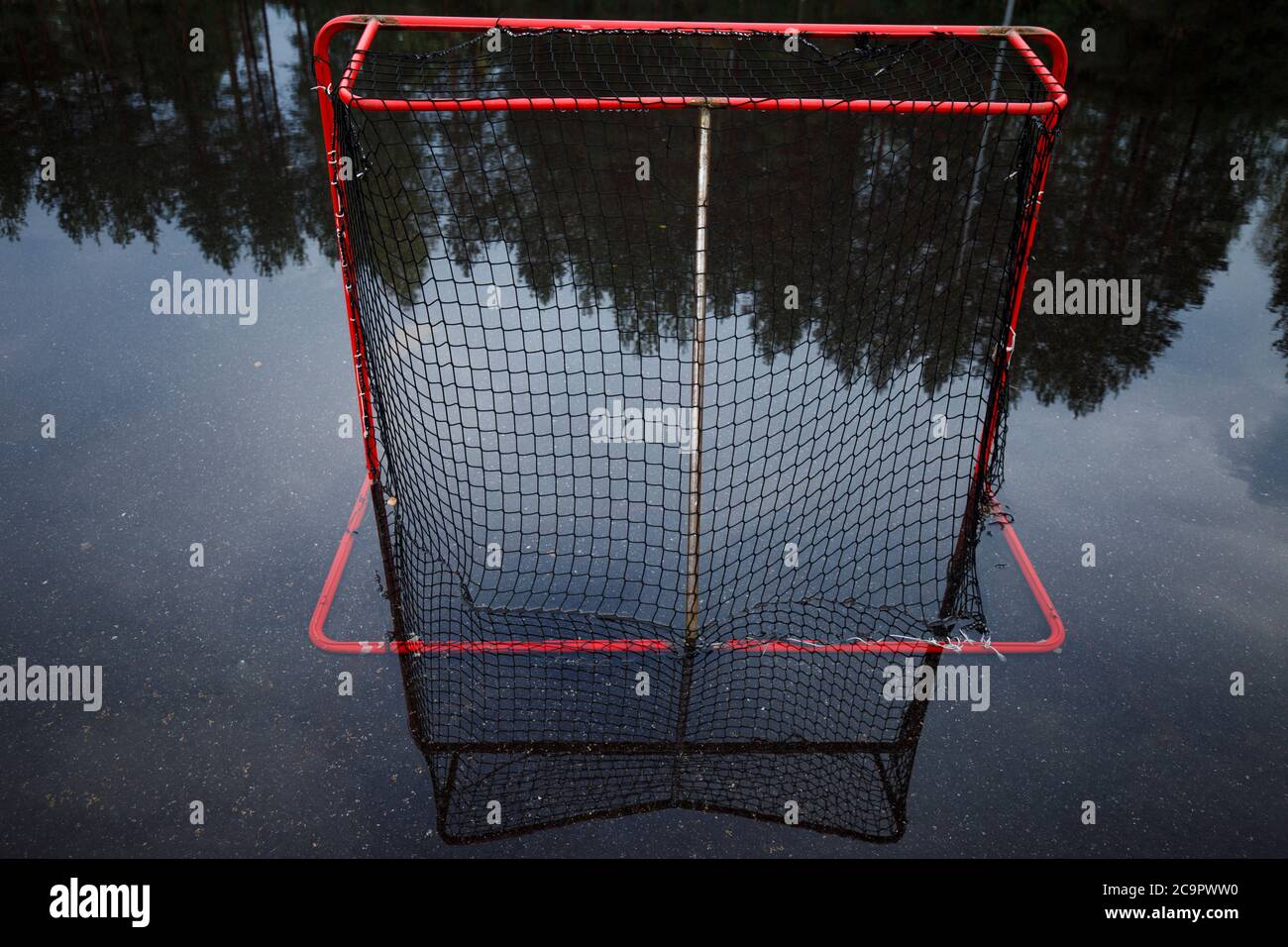 Nahaufnahme des Unihockey-Tores auf dem mit Wasser gefüllten Outdoor-Unihockey-Platz in Finnland Stockfoto