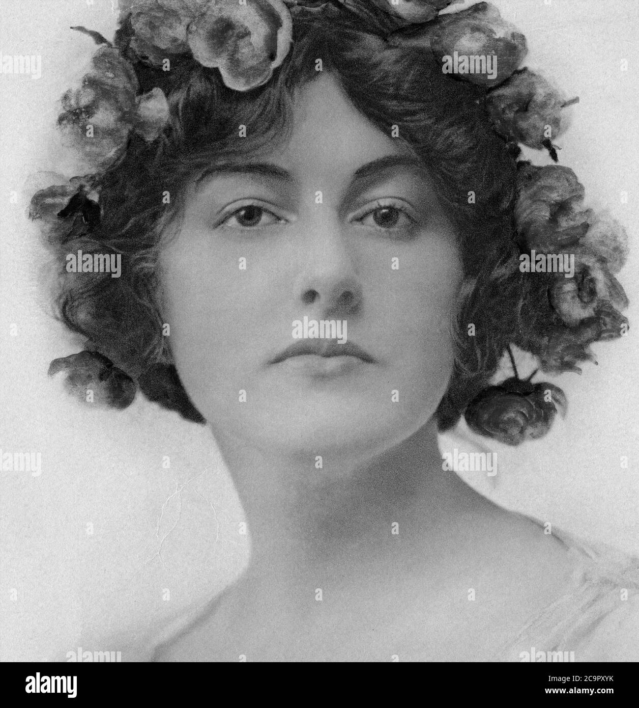 Art Nouveau Handkoloriertes Neoklassizistisches fotografisches Porträt mit Rosen Stockfoto