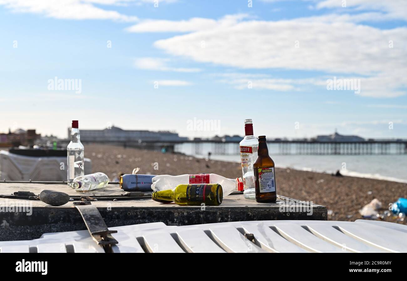 Brighton UK 2. August 2020 - Müll und Müll am Strand von Brighton über Nacht während eines weiteren heißen Wochenendes, als Tausende von Menschen auf der Küstenstadt abstiegen : Credit Simon Dack / Alamy Live News Stockfoto