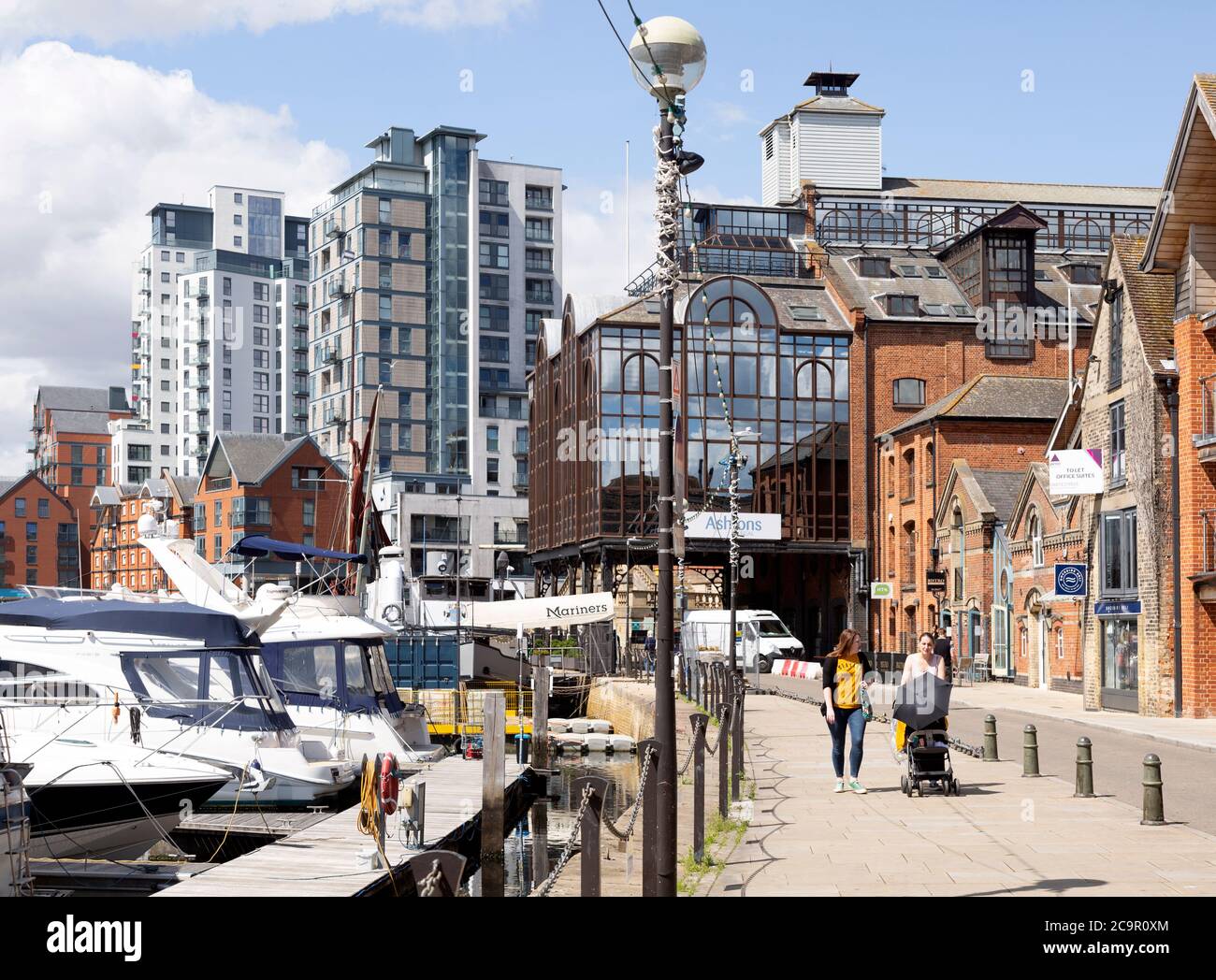 Wine Rack Apartment Block fertiggestellt neue städtische Landschaft am Wasser Gebäude, Wet Dock, Ipswich, Suffolk, England, Großbritannien Juli 2020 Stockfoto