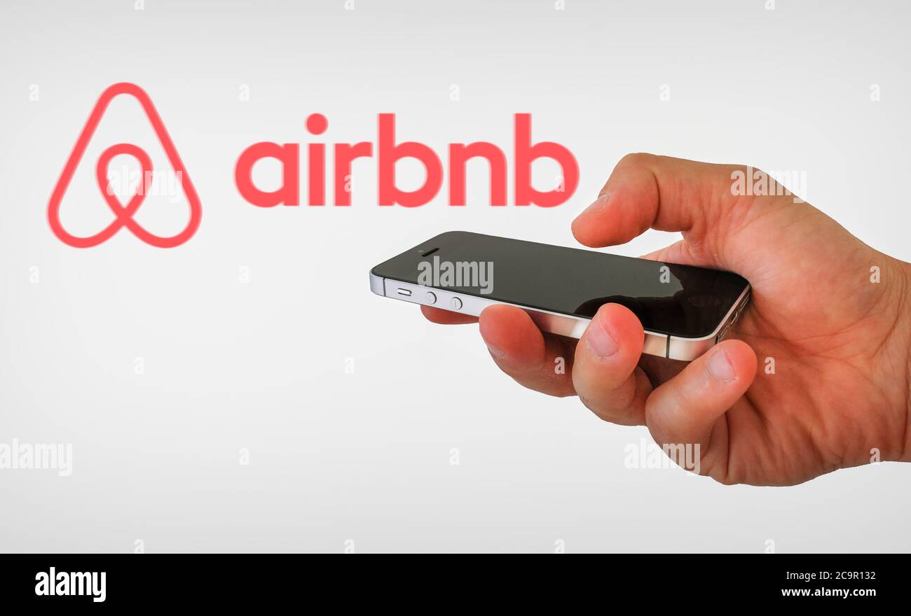 Airbnb logo mit Handy Stockfoto