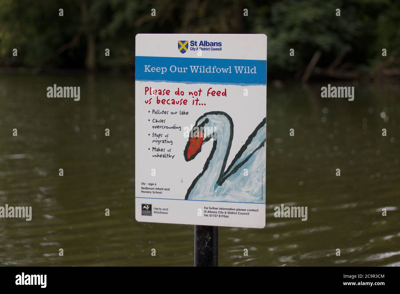 18. Juli 2020 - St Albans, UK: Warnschild, Wildvögel nicht zu füttern Stockfoto