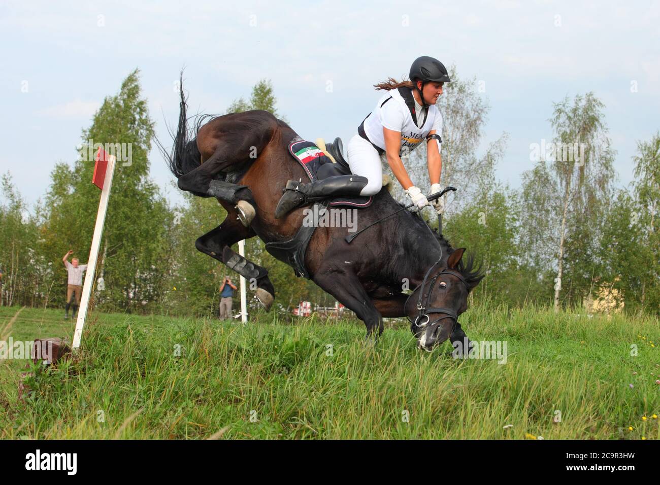 Unfall auf dem Sprung - Konkurrent fallen von ihrem Pferd in die Langlauf-event Stockfoto