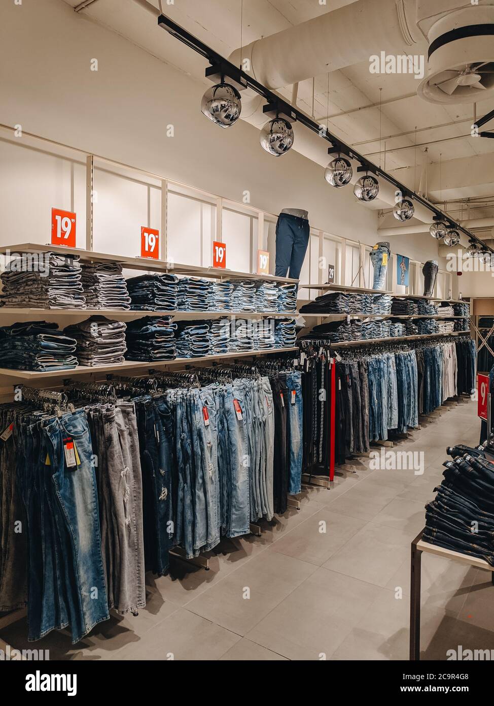 Budva, Montenegro - 01. august 2020: Jeans im Geschäft. Die Ware steht in den Regalen. Stilvolle Modeboutique. Stockfoto