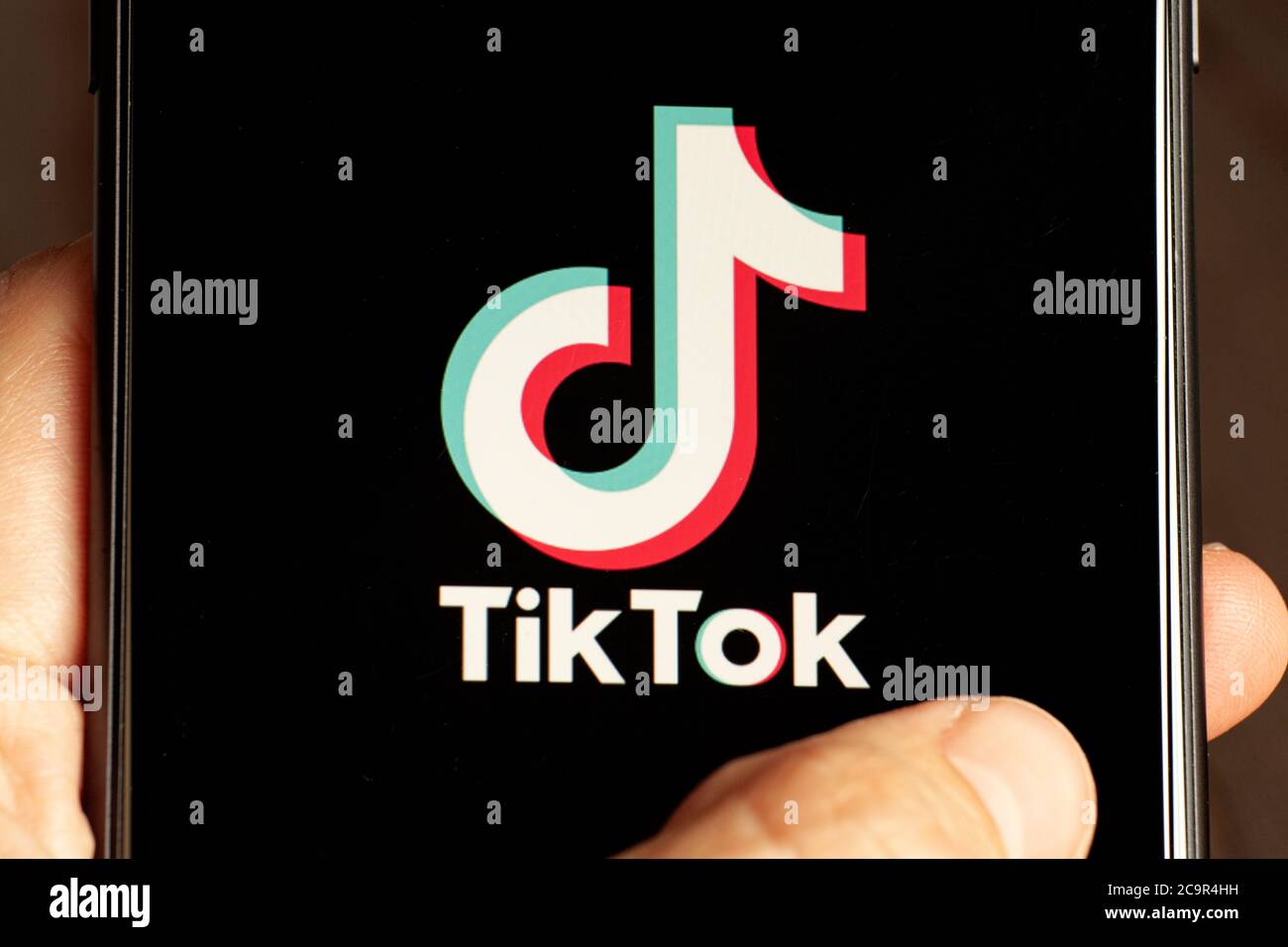 TikTok-Anwendungssymbol auf dem Apple iPhone 11-Bildschirm Nahaufnahme. Hand halten Smartphone mit Tik Tok Symbol. TikTok Social Media Netzwerk aus China. Stockfoto