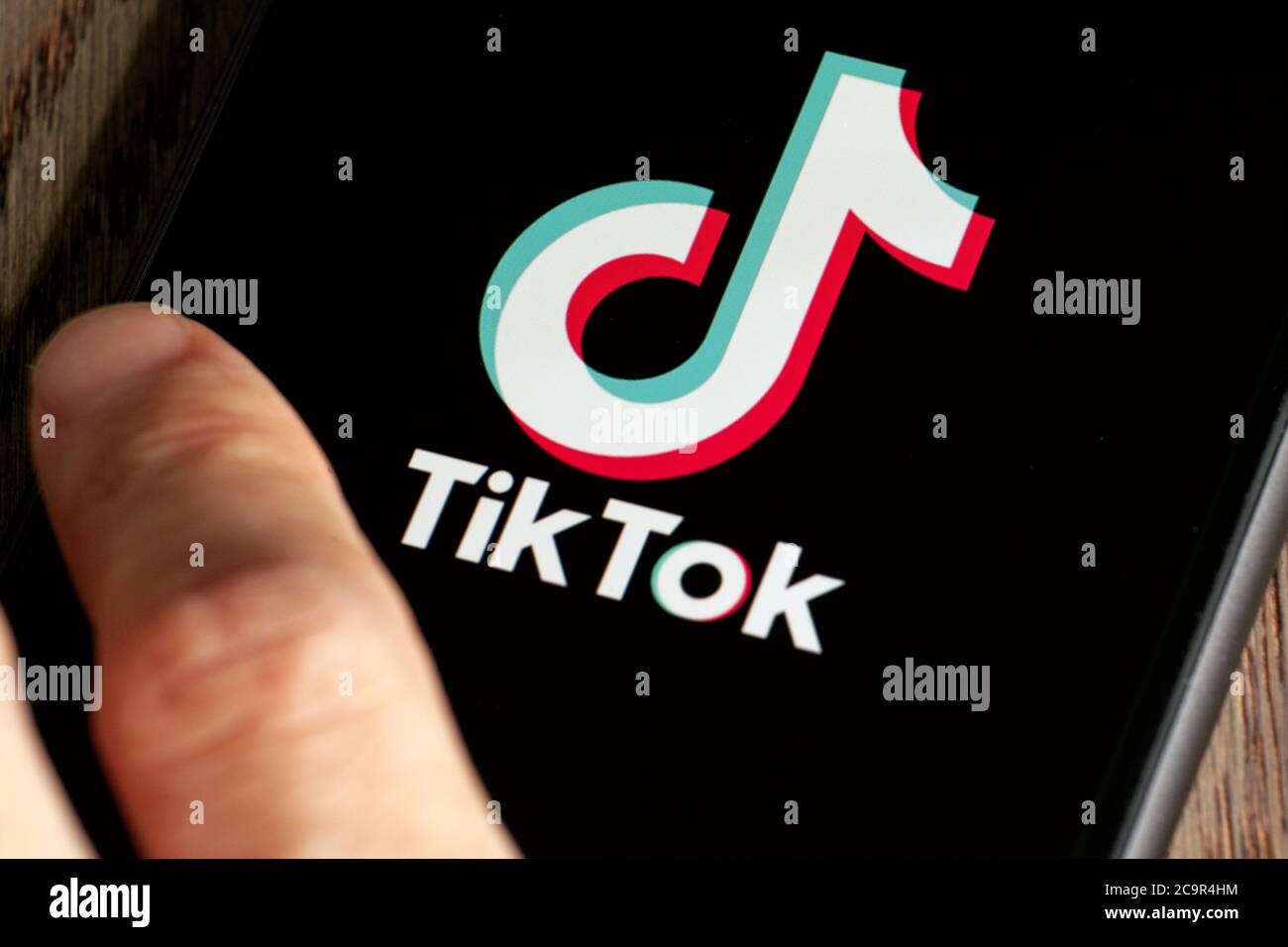 TikTok-Anwendungssymbol auf dem Apple iPhone 11-Bildschirm Nahaufnahme. Hand halten Smartphone mit Tik Tok Symbol. TikTok Social Media Netzwerk aus China. Stockfoto
