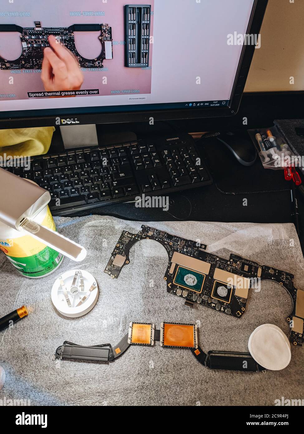 Budva, Montenegro - 01. august 2020: Apple MacBook Pro Notebook Mainboard und Prozessor Kühlsystem. Austausch von Wärmeleitpaste in einem Laptop. Zu Hause Stockfoto