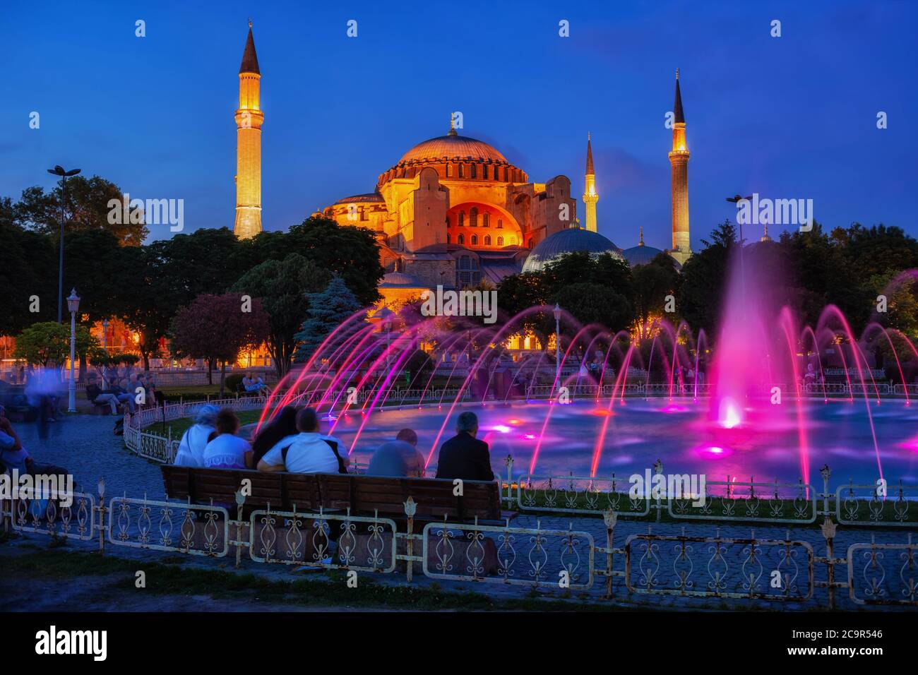 Stadt Istanbul in der Türkei bei Nacht genießen die Menschen den Blick auf die Hagia Sophia (Ayasofya) und den Brunnen im Sultanahmet Park Stockfoto