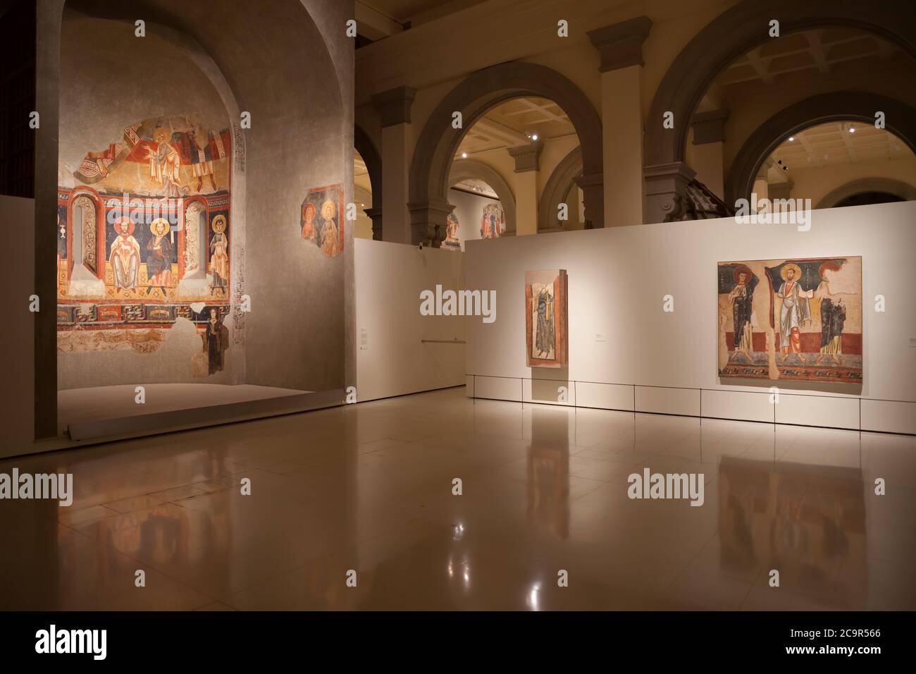 Mittelalterliche romanische Kunstausstellung im Nationalen Kunstmuseum von Katalonien (Museu Nacional d'Art de Catalunya, MNAC) in Barcelona, Spanien Stockfoto