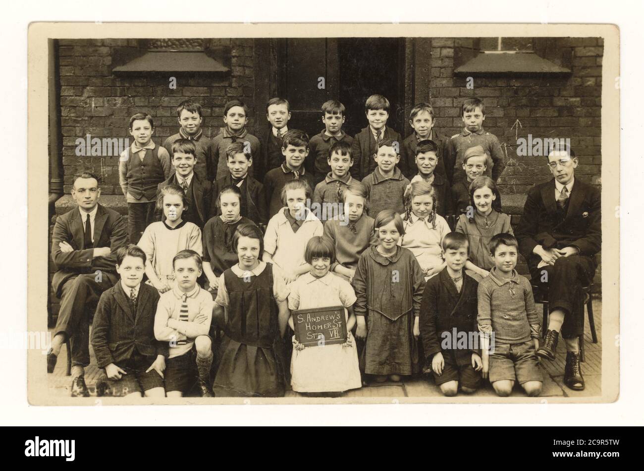 Postkarte von Schulkindern der frühen 1900-Jahre, Säuglinge/Jugendklasse außerhalb der St. Andrew's Homer Street School, Manchester, England, U..K, 1925 Stockfoto