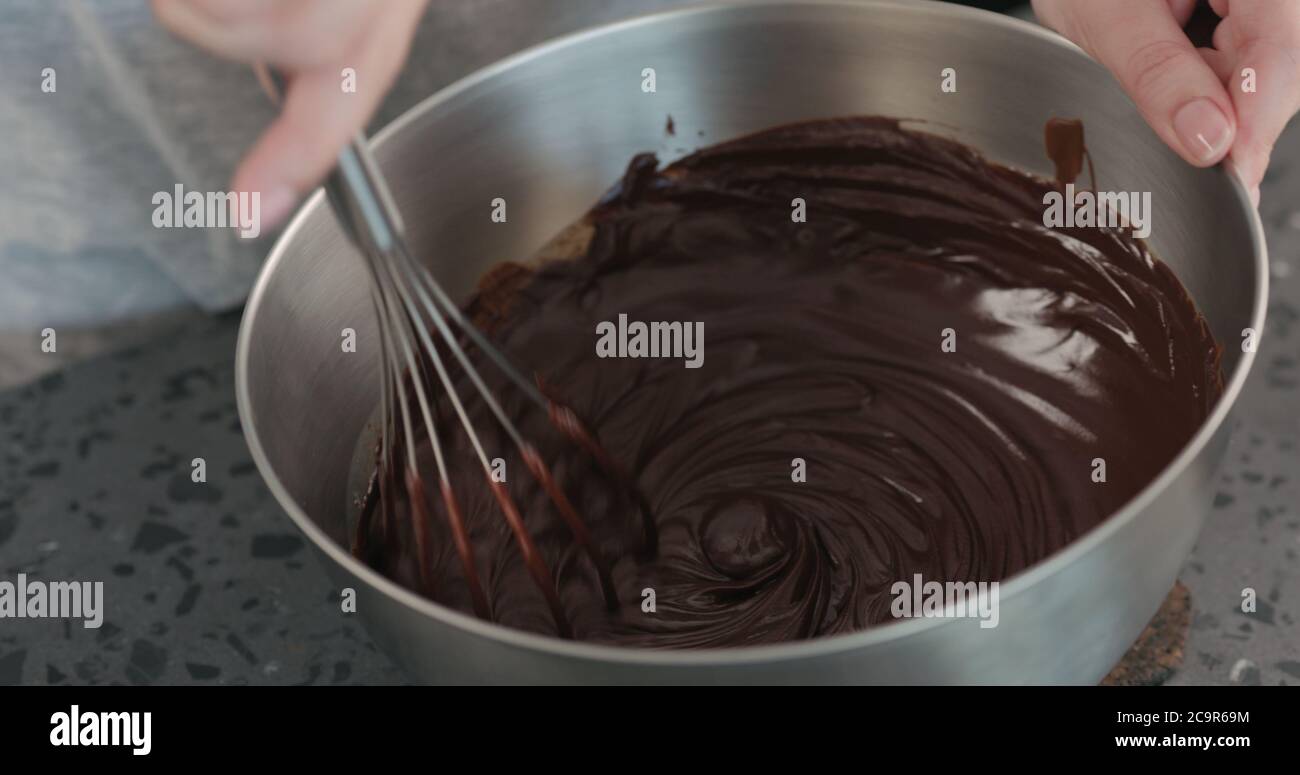 Whiskiercreme mit Chocolarte in Stahlschüssel Stockfoto