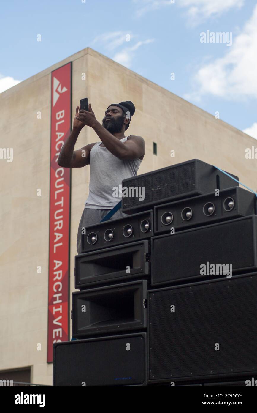 Hunderte nehmen an der Feier des Afrikan Emancipation Day auf dem Windrush Square in Brixton Teil. Da Straßen vorübergehend gesperrt wurden, hat ein Teil der 'Lockdown Brixton'. Stockfoto