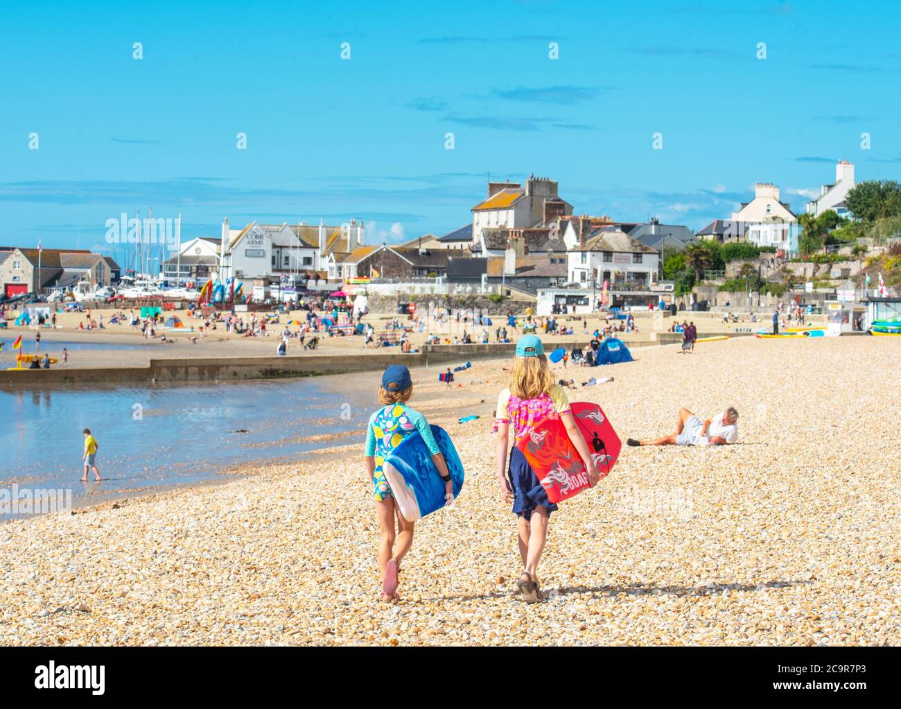 Lyme Regis, Dorset, Großbritannien. August 2020. UK Wetter: Urlauber, Familien und Sonnenanbeter treffen an einem weiteren herrlichen heißen und sonnigen Tag den Strand im Badeort Lyme Regis. Kredit: Celia McMahon/Alamy Live Nachrichten Stockfoto