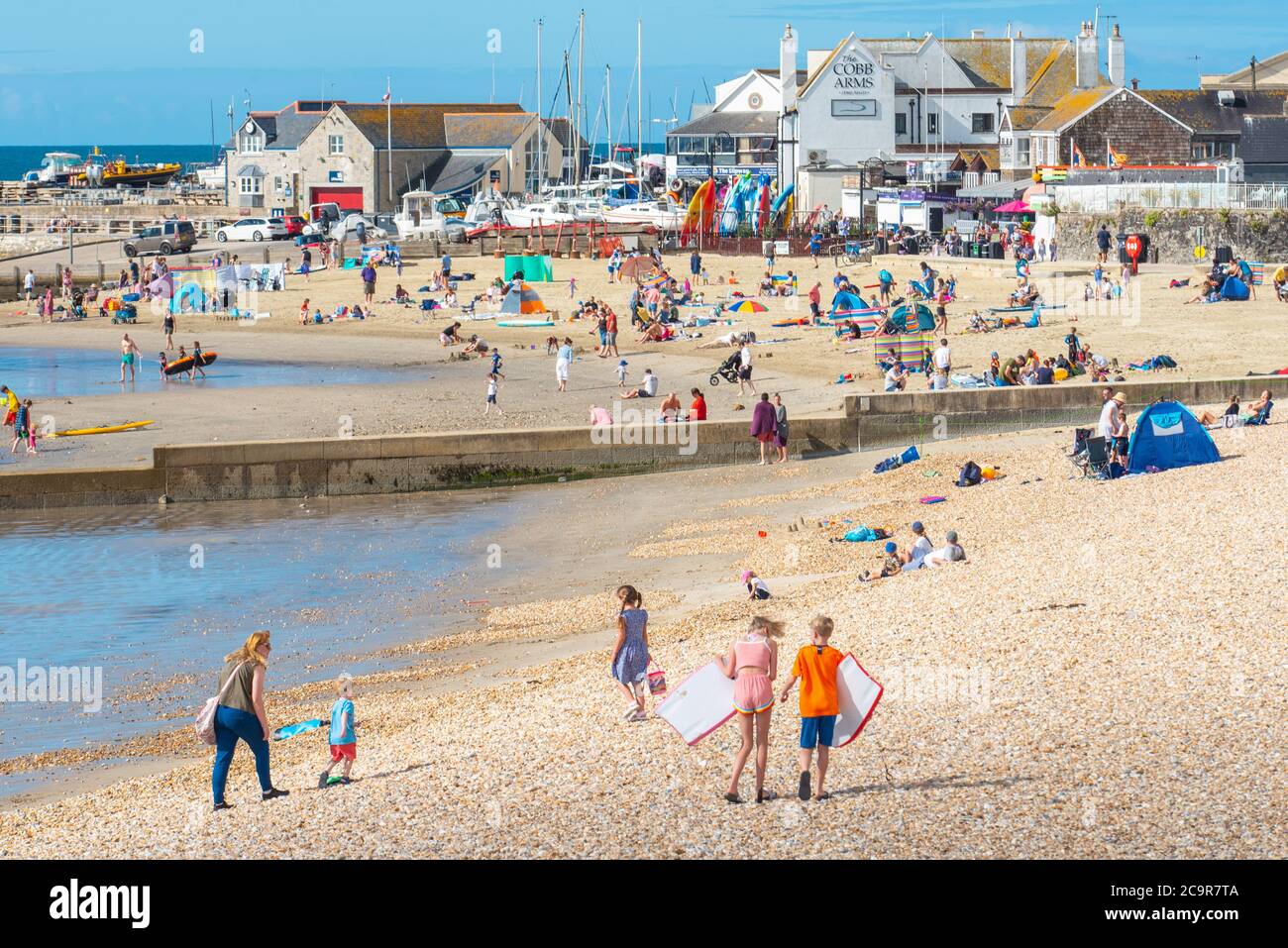 Lyme Regis, Dorset, Großbritannien. August 2020. UK Wetter: Urlauber, Familien und Sonnenanbeter treffen an einem weiteren herrlichen heißen und sonnigen Tag den Strand im Badeort Lyme Regis. Kredit: Celia McMahon/Alamy Live Nachrichten Stockfoto