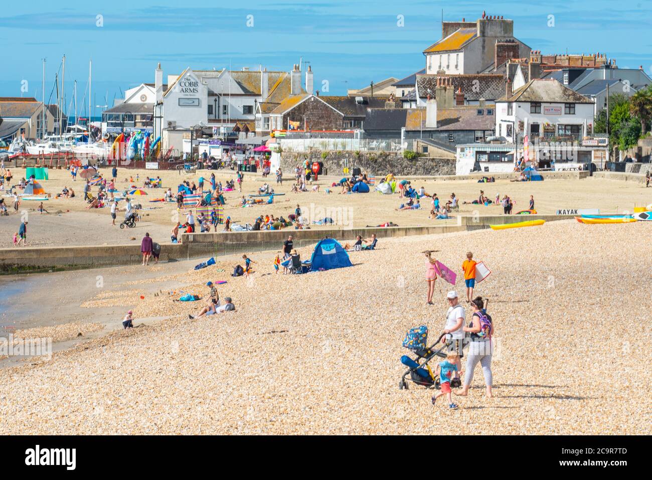 Lyme Regis, Dorset, Großbritannien. August 2020. UK Wetter: Urlauber, Familien und Sonnenanbeter treffen an einem weiteren herrlichen heißen und sonnigen Tag den Strand im Badeort Lyme Regis. Kredit: Celia McMahon/Alamy Live Nachrichten Stockfoto