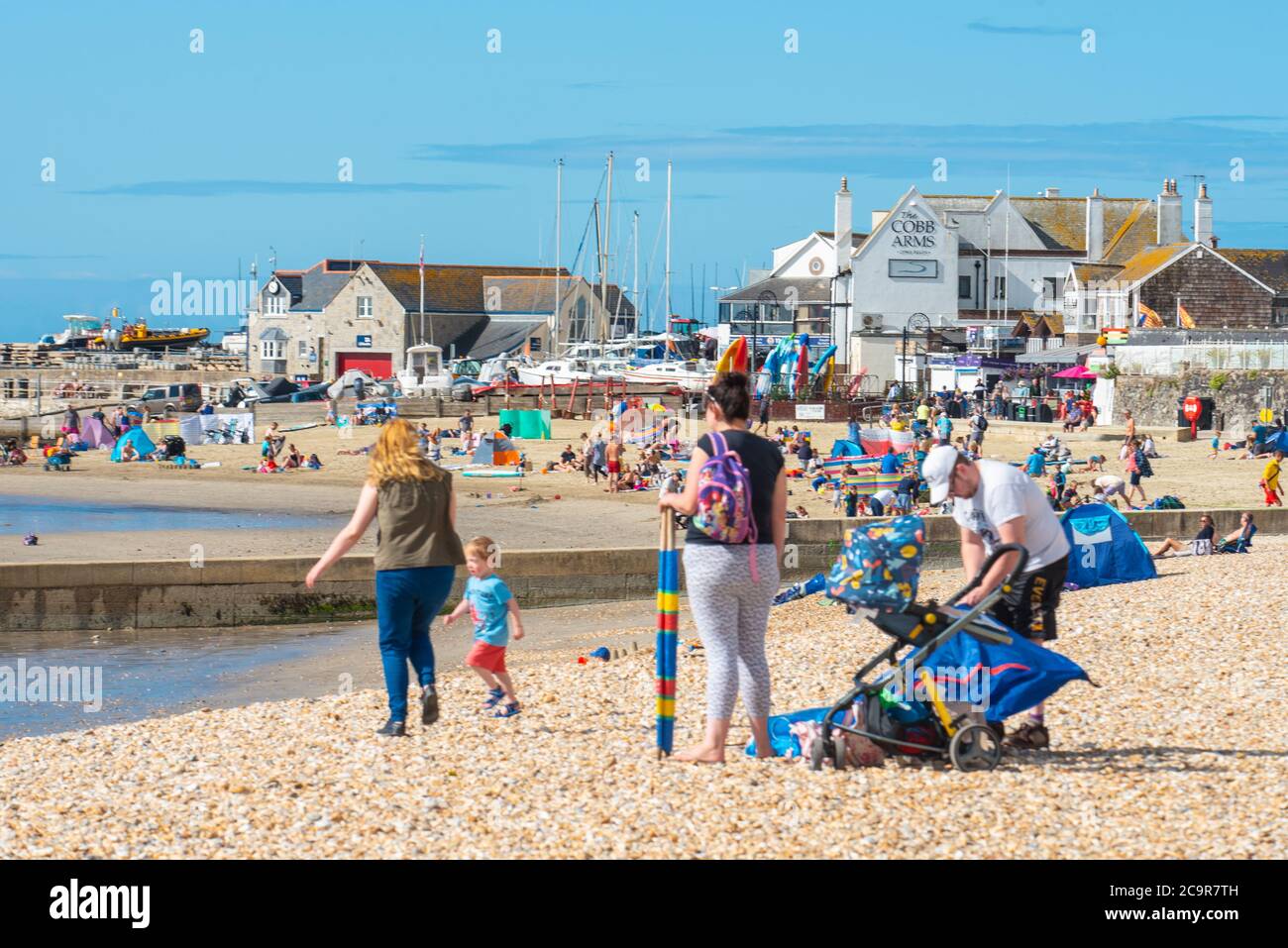 Lyme Regis, Dorset, Großbritannien. August 2020. UK Wetter: Urlauber, Familien und Sonnenanbeter treffen an einem weiteren herrlichen heißen und sonnigen Tag den Strand im Badeort Lyme Regis. Kredit: Celia McMahon/Alamy Live Nachrichten Stockfoto
