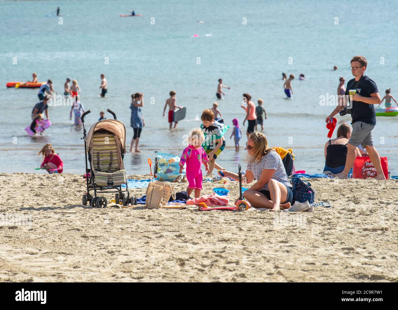 Lyme Regis, Dorset, Großbritannien. August 2020. UK Wetter: Urlauber, Familien und Sonnenanbeter treffen an einem weiteren herrlichen heißen und sonnigen Tag den Strand im Badeort Lyme Regis. Kredit: Celia McMahon/Alamy Live Nachrichten Stockfoto