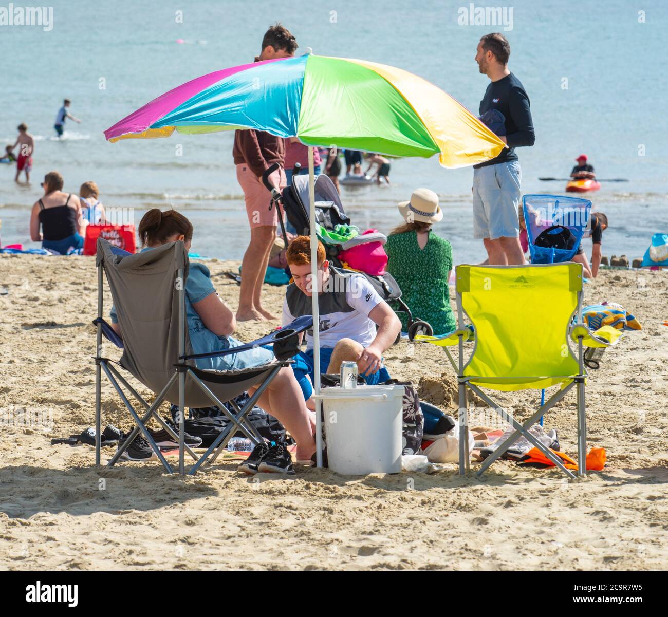 Lyme Regis, Dorset, Großbritannien. August 2020. UK Wetter: Urlauber, Familien und Sonnenanbeter treffen an einem weiteren herrlichen heißen und sonnigen Tag den Strand im Badeort Lyme Regis. Kredit: Celia McMahon/Alamy Live Nachrichten Stockfoto