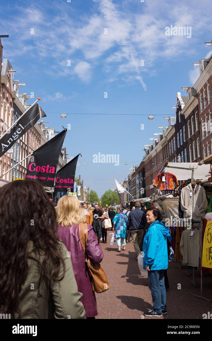 Shopper und Touristen auf dem Straßenmarkt in Amsterdam City, Niederlande Stockfoto