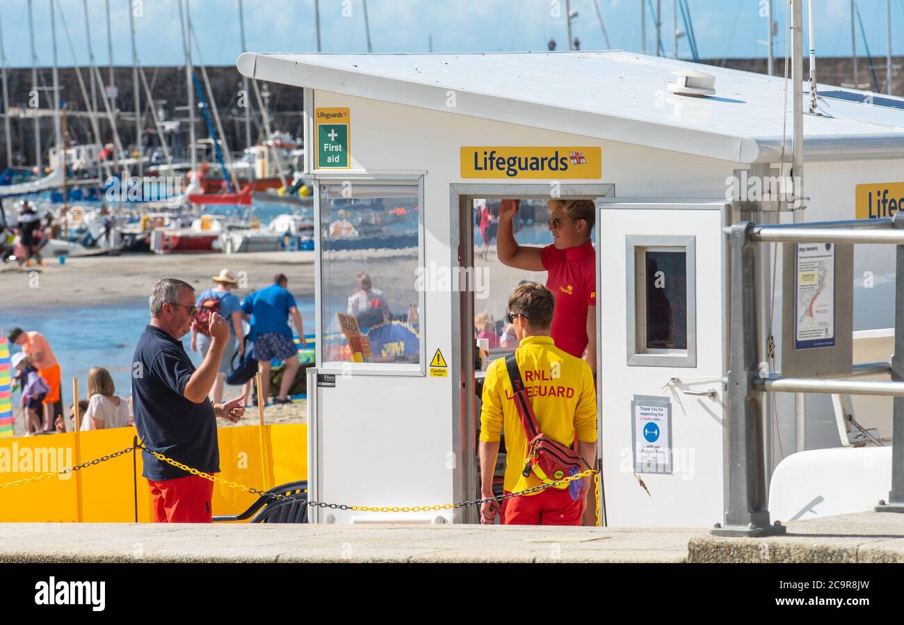 Lyme Regis, Dorset, Großbritannien. August 2020. UK Wetter: Urlauber, Familien und Sonnenanbeter treffen an einem weiteren herrlichen heißen und sonnigen Tag den Strand im Badeort Lyme Regis. Kredit: Celia McMahon/Alamy Live Nachrichten Stockfoto