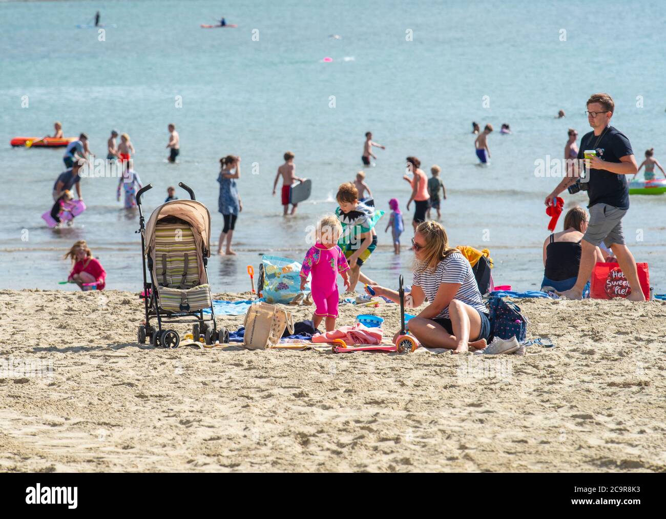 Lyme Regis, Dorset, Großbritannien. August 2020. UK Wetter: Urlauber, Familien und Sonnenanbeter treffen an einem weiteren herrlichen heißen und sonnigen Tag den Strand im Badeort Lyme Regis. Kredit: Celia McMahon/Alamy Live Nachrichten Stockfoto