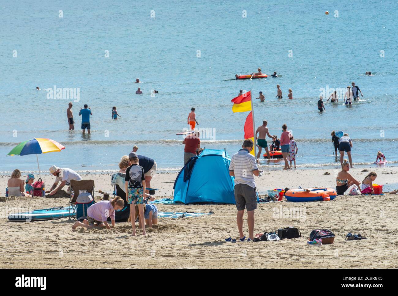 Lyme Regis, Dorset, Großbritannien. August 2020. UK Wetter: Urlauber, Familien und Sonnenanbeter treffen an einem weiteren herrlichen heißen und sonnigen Tag den Strand im Badeort Lyme Regis. Kredit: Celia McMahon/Alamy Live Nachrichten Stockfoto