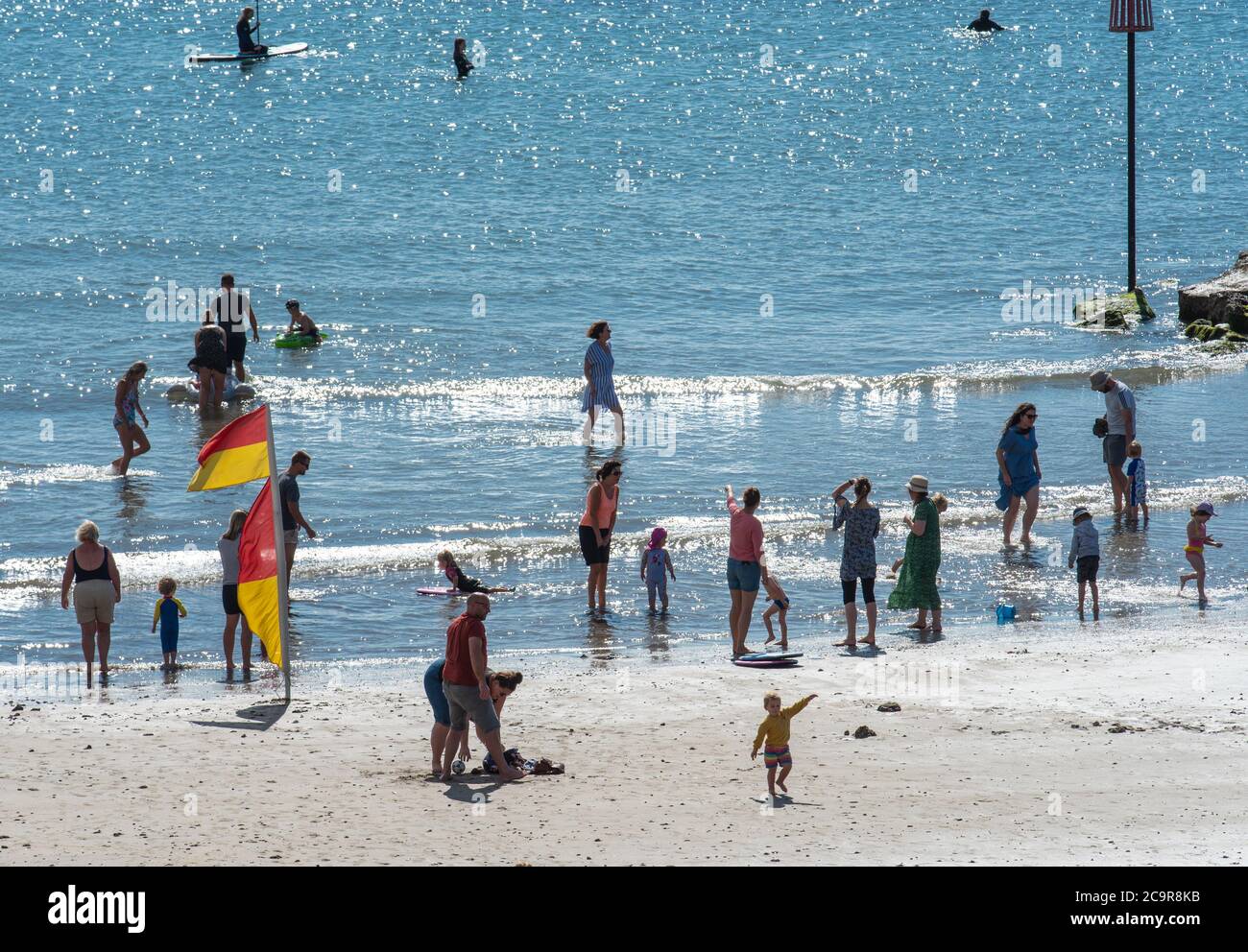 Lyme Regis, Dorset, Großbritannien. August 2020. UK Wetter: Urlauber, Familien und Sonnenanbeter treffen an einem weiteren herrlichen heißen und sonnigen Tag den Strand im Badeort Lyme Regis. Kredit: Celia McMahon/Alamy Live Nachrichten Stockfoto