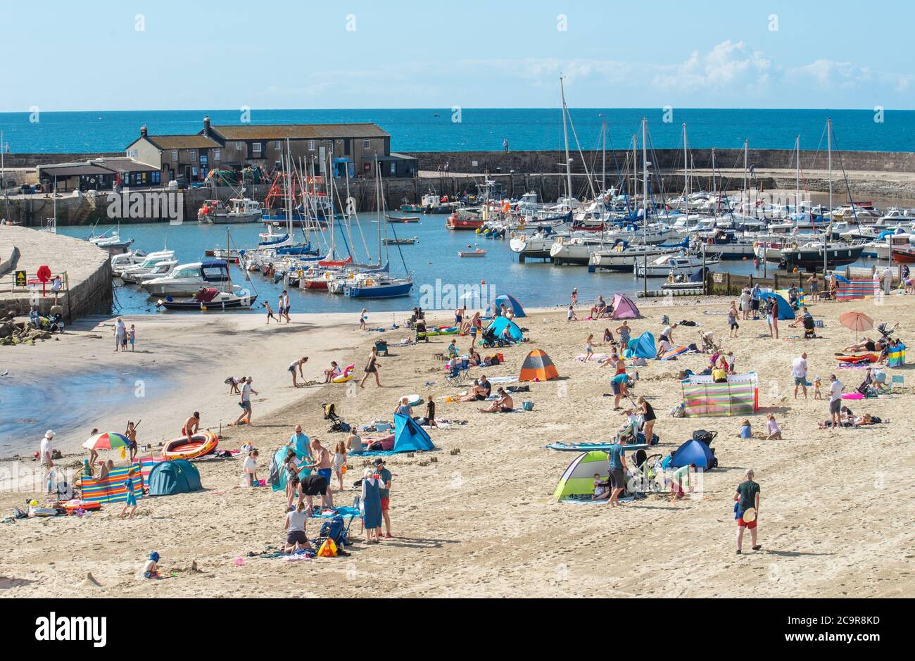 Lyme Regis, Dorset, Großbritannien. August 2020. UK Wetter: Urlauber, Familien und Sonnenanbeter treffen an einem weiteren herrlichen heißen und sonnigen Tag den Strand im Badeort Lyme Regis. Kredit: Celia McMahon/Alamy Live Nachrichten Stockfoto