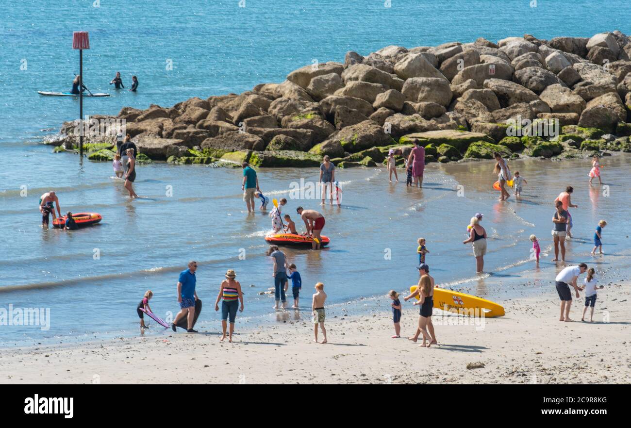 Lyme Regis, Dorset, Großbritannien. August 2020. UK Wetter: Urlauber, Familien und Sonnenanbeter treffen an einem weiteren herrlichen heißen und sonnigen Tag den Strand im Badeort Lyme Regis. Kredit: Celia McMahon/Alamy Live Nachrichten Stockfoto