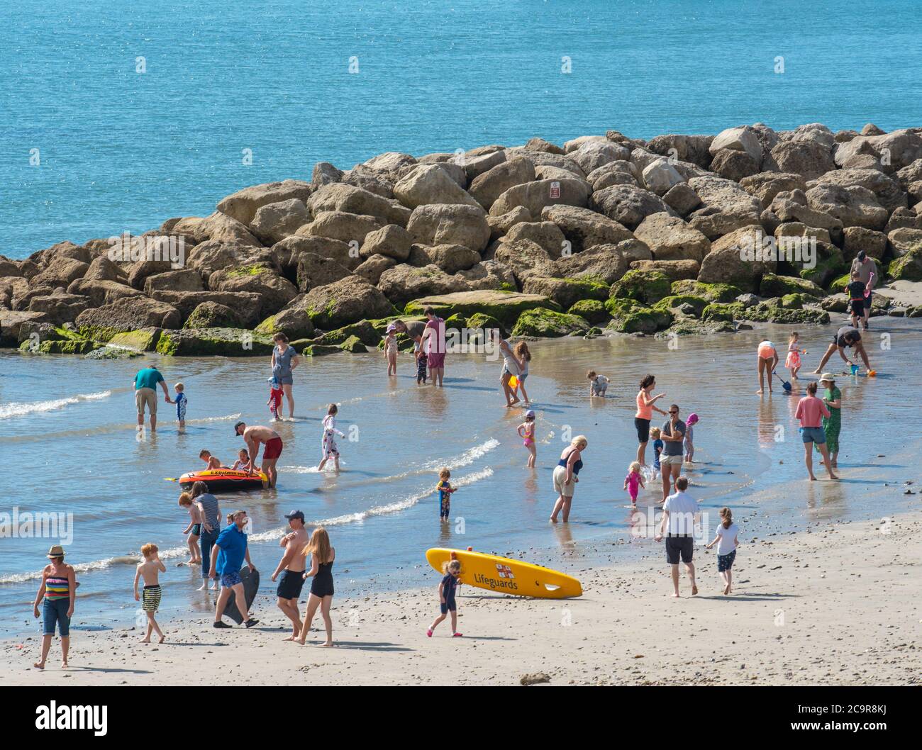 Lyme Regis, Dorset, Großbritannien. August 2020. UK Wetter: Urlauber, Familien und Sonnenanbeter treffen an einem weiteren herrlichen heißen und sonnigen Tag den Strand im Badeort Lyme Regis. Kredit: Celia McMahon/Alamy Live Nachrichten Stockfoto
