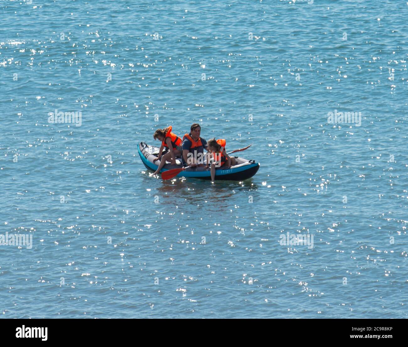 Lyme Regis, Dorset, Großbritannien. August 2020. UK Wetter: Urlauber, Familien und Sonnenanbeter treffen an einem weiteren herrlichen heißen und sonnigen Tag den Strand im Badeort Lyme Regis. Kredit: Celia McMahon/Alamy Live Nachrichten Stockfoto