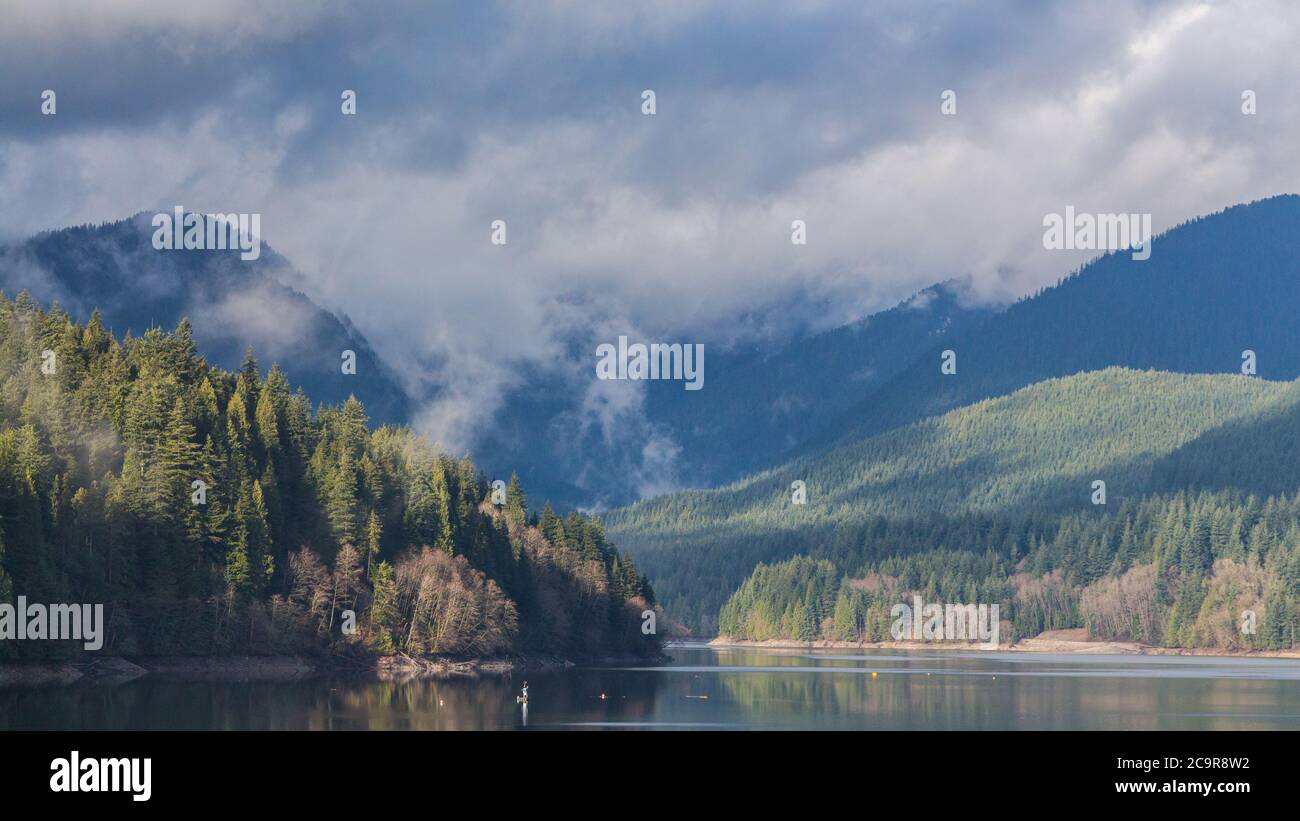 Eine malerische Aussicht auf Cleveland Dam Stausee umgeben von Bergen, North Vancouver, Kanada Stockfoto