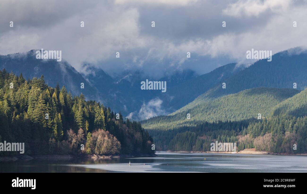 Eine malerische Aussicht auf Cleveland Dam Stausee umgeben von Bergen, North Vancouver, Kanada Stockfoto