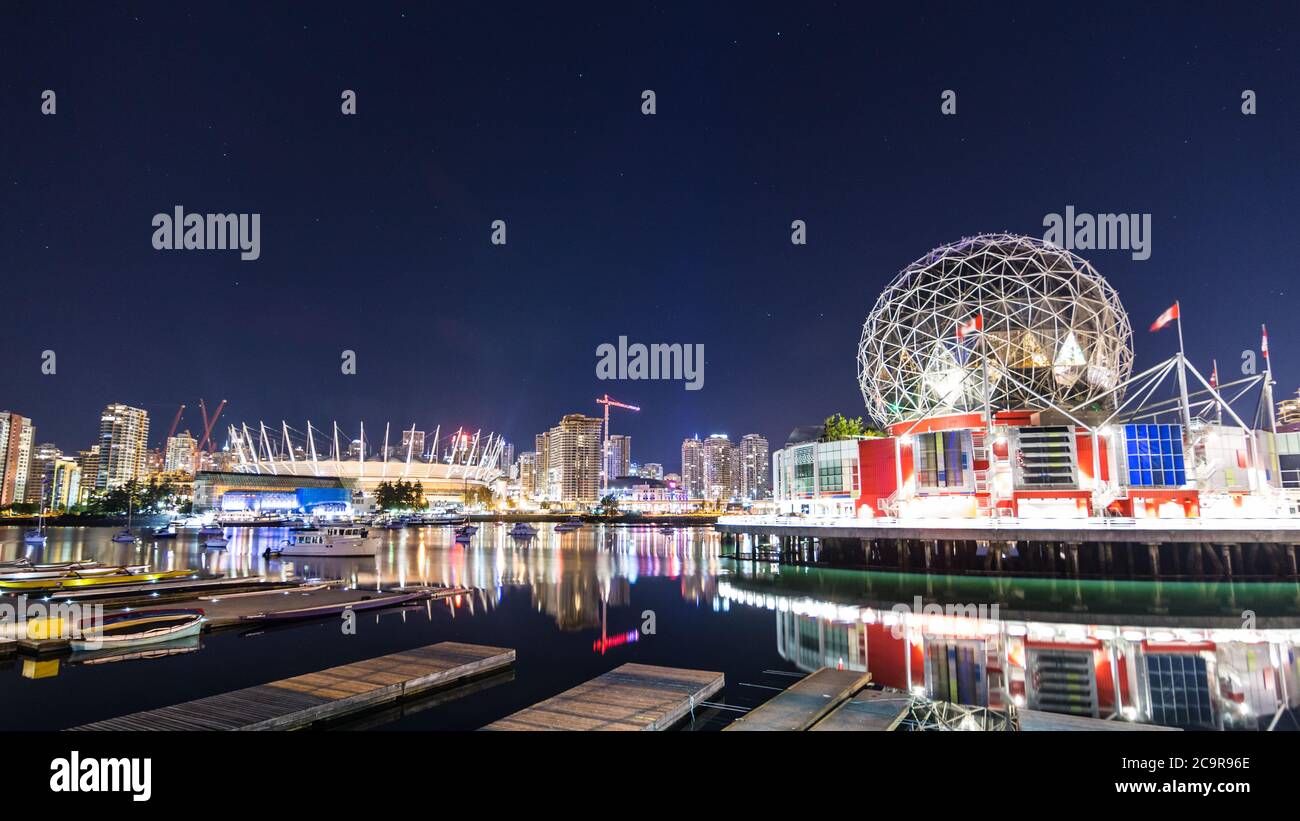 Eine Nacht-Blick auf die markante Kuppel des Science World bei Telus World of Science in Vancouver, British Columbia, Kanada. Stockfoto