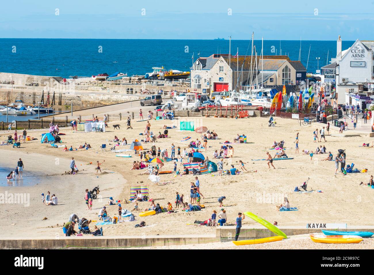 Lyme Regis, Dorset, Großbritannien. August 2020. UK Wetter: Urlauber, Familien und Sonnenanbeter treffen an einem weiteren herrlichen heißen und sonnigen Tag den Strand im Badeort Lyme Regis. Kredit: Celia McMahon/Alamy Live Nachrichten Stockfoto