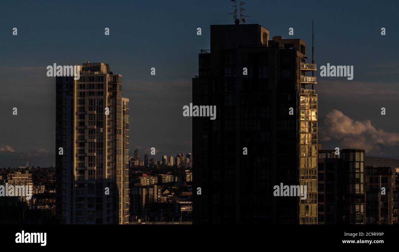 Hochhäuser Wolkenkratzer Gebäude in der Innenstadt von Vancouver, British Columbia Kanada während Sonnenaufgang im Sommer Tag. Hohe Dichte städtischen Lebens in der Stadt. Stockfoto