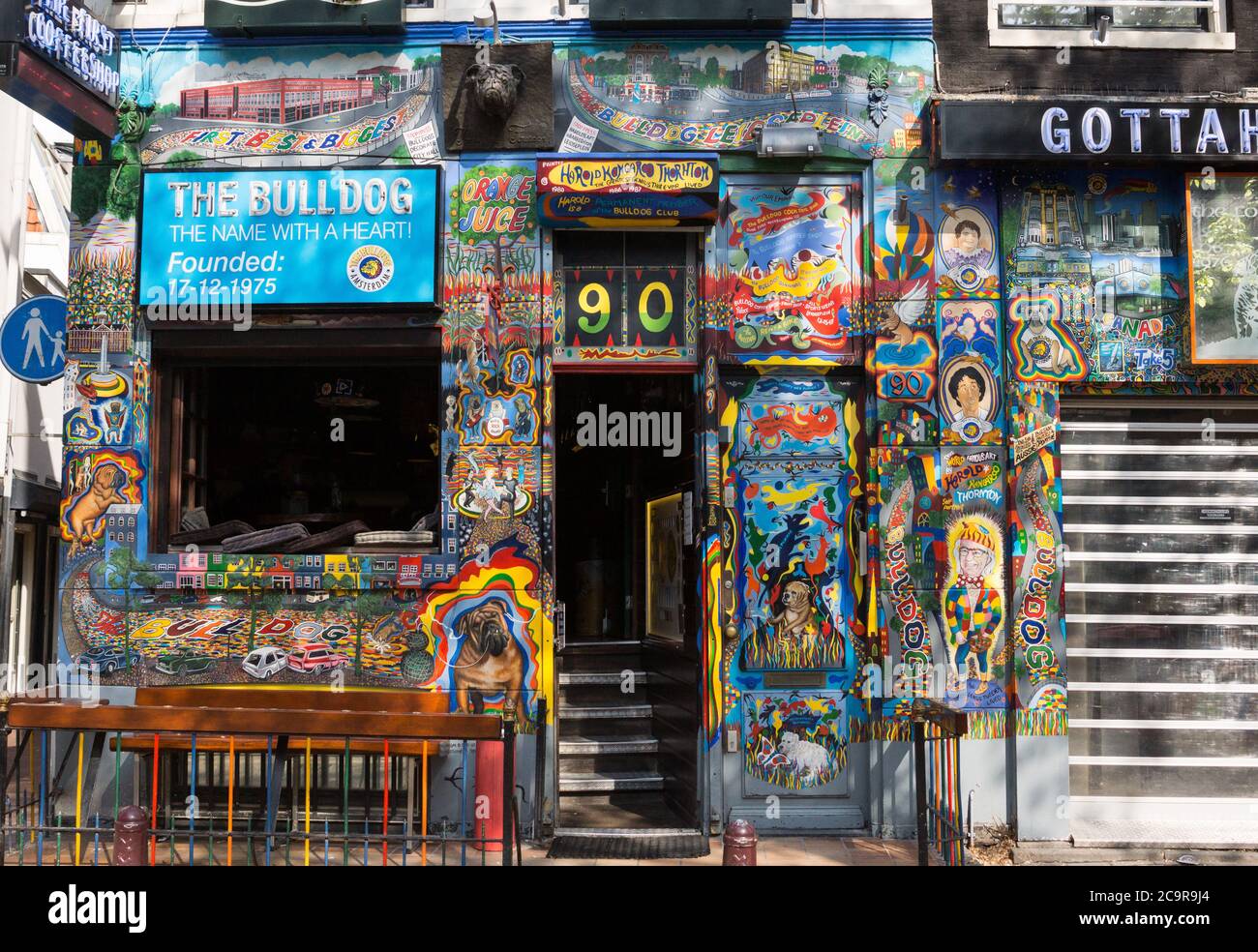 Die farbenfrohe Fassade des Bulldog Coffee Shop, der Raucherprodukte in Amsterdam, Niederlande, verkauft, wurde 1975 gegründet Stockfoto