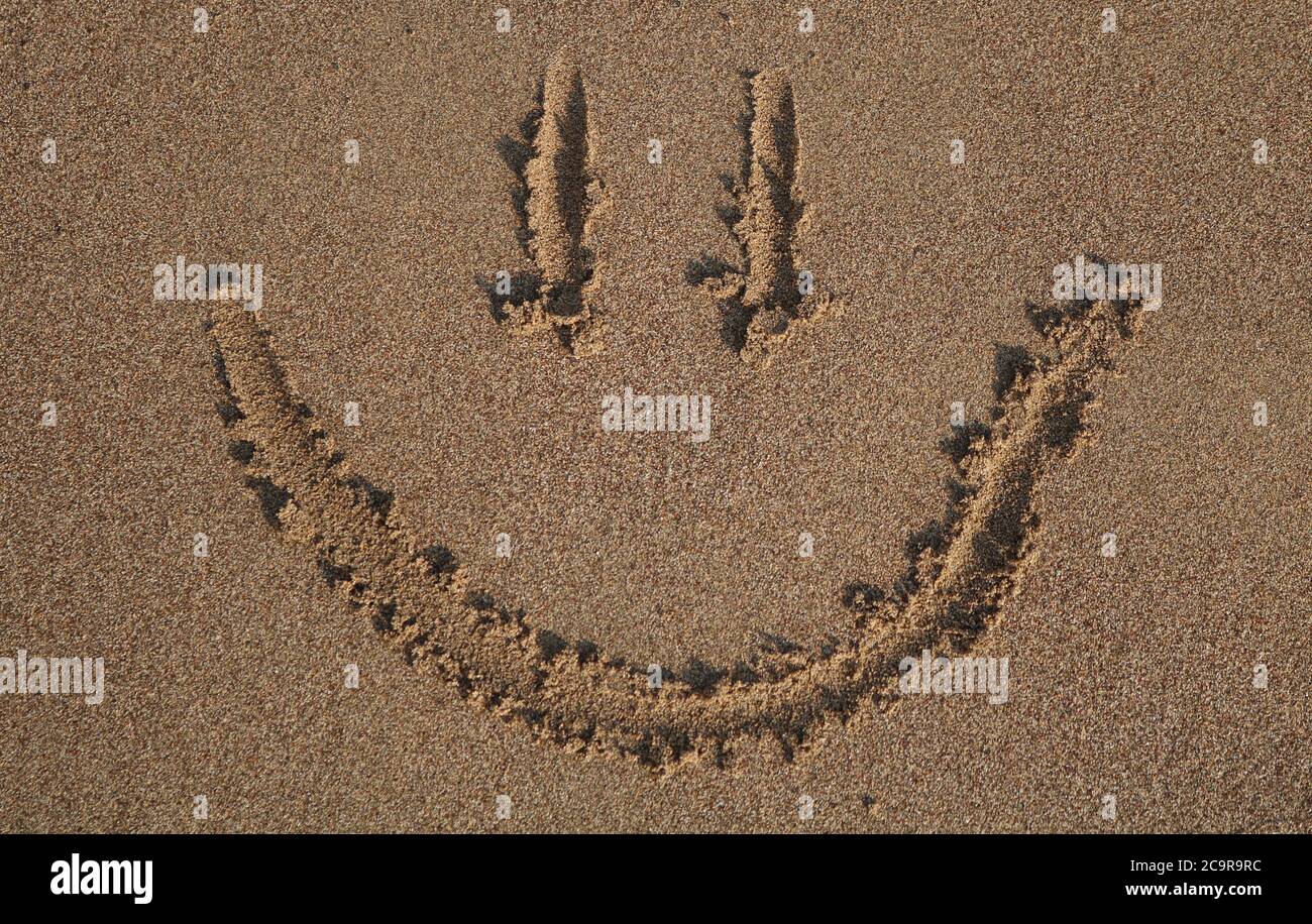 Glückliches Gesicht in den Sand geschrieben, Zypern Stockfoto