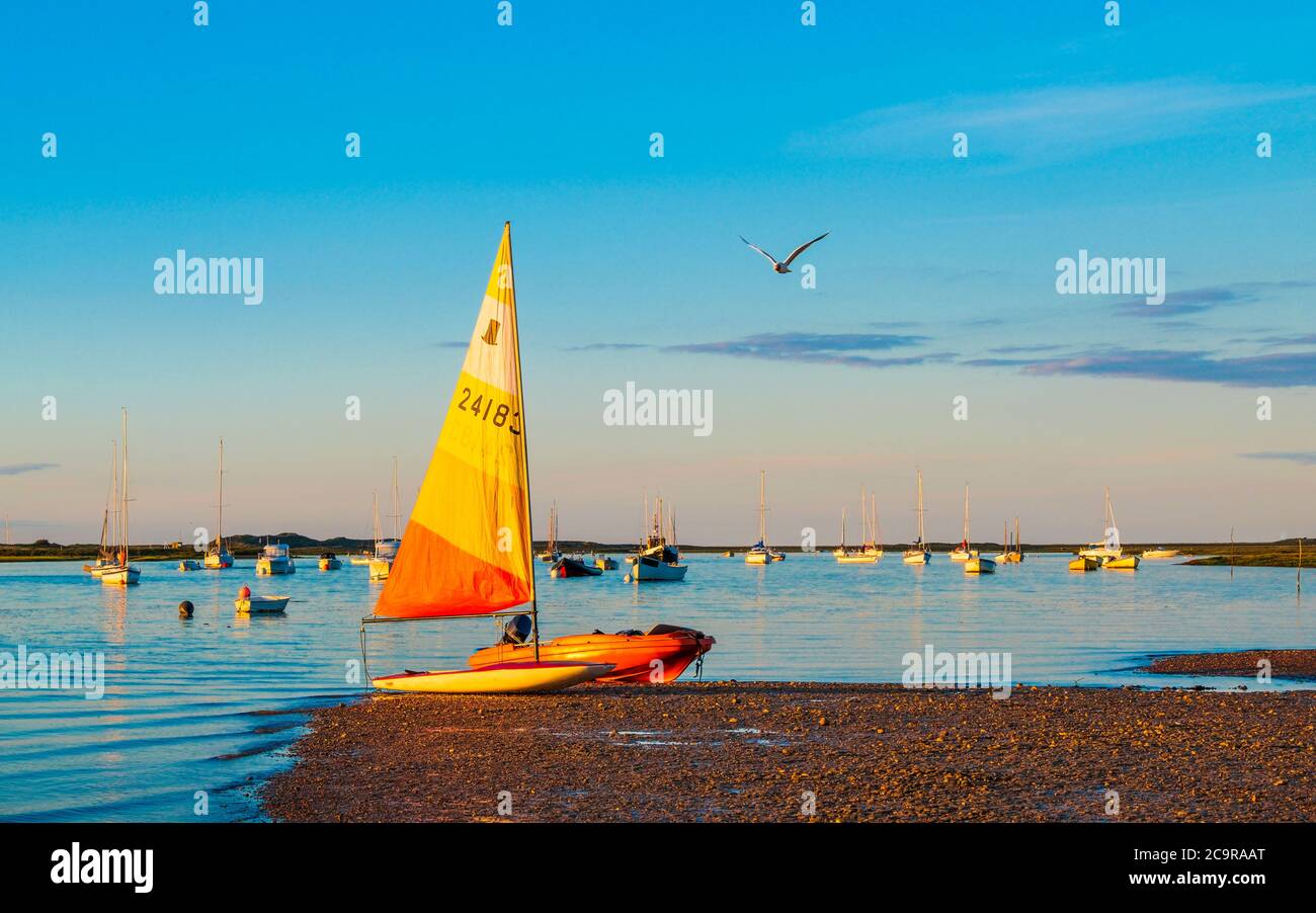 Boote liegen am Strand bei Sonnenuntergang. Stockfoto