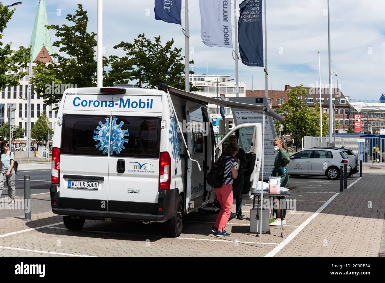 Kiel, 1. Aug. 2020 - heute wurden drei mobile Teststationen in Schleswig-Holstein für Reisegerückführer aus Risikogebieten zur Abgabe einer Prüfung auf Stockfoto