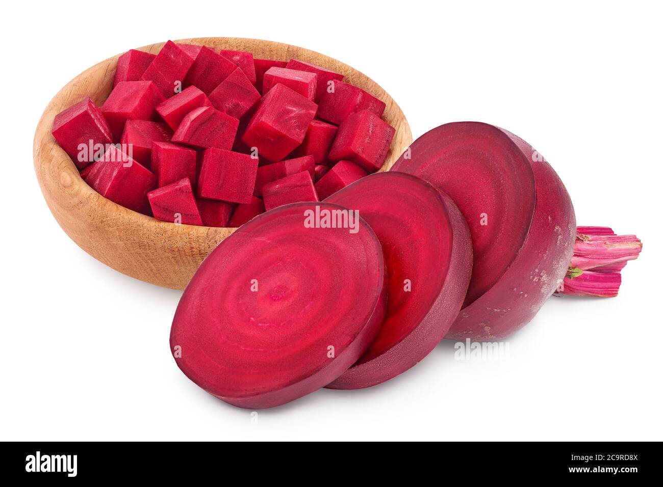 Rote Bete Hälfte mit Scheiben isoliert auf weißem Hintergrund mit Beschneidungspfad und volle Schärfentiefe Stockfoto