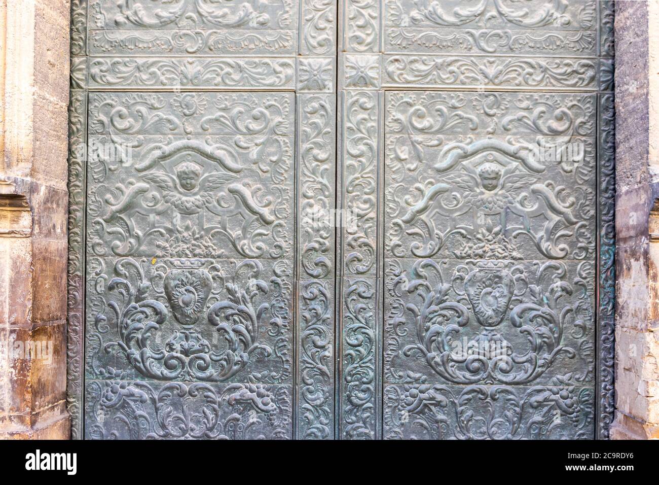 Gotische Tür mit Basrelief und dekorativem Ornament. Kirche aus dem Mittelalter in Valencia Stockfoto