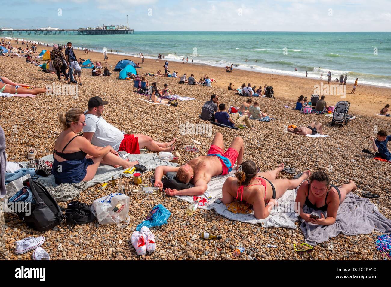 Brighton UK, 1. August 2020: Die Hitzewallen am Brighton Strand und am Meer heute Nachmittag. Stockfoto