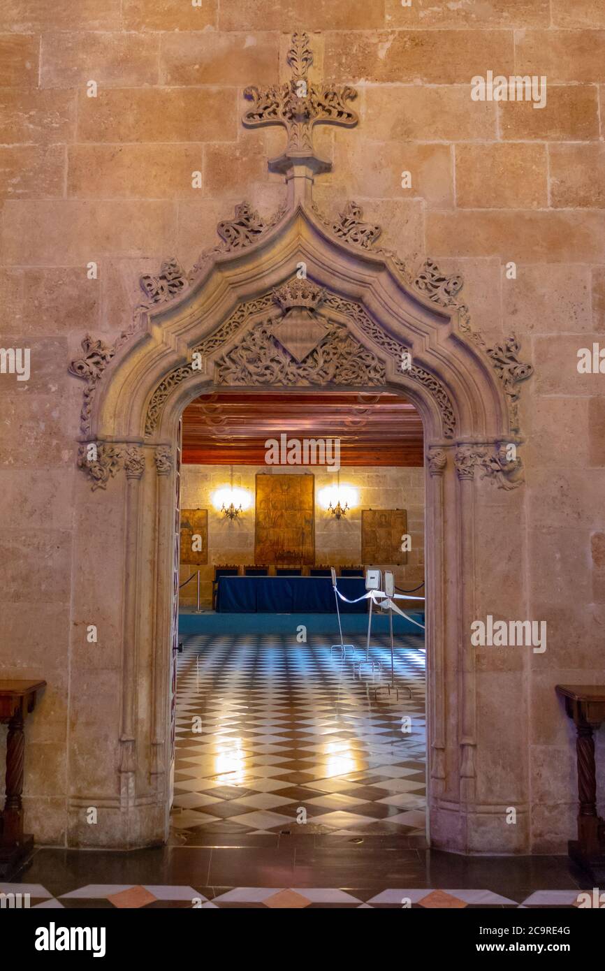 VALENCIA, SPANIEN - 15. JULI 2020: Gotischer Bogen Innendekoration von Lonja de la Seda, Seidenbörse, gotischer Stil Bürgerbau in Valencia Stockfoto